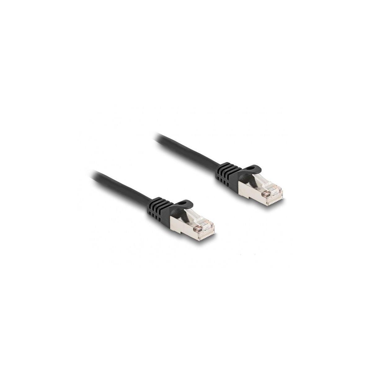 Schwarzes Ethernet-Kabel mit Steckern.