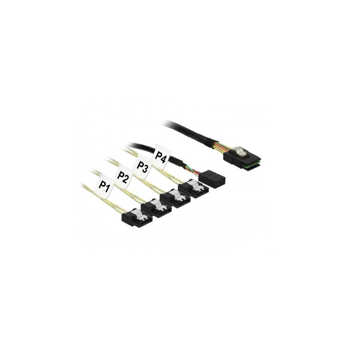 Diversi cavi SATA con connettori, etichettati P1, P2, P3 e P4, su una superficie bianca.