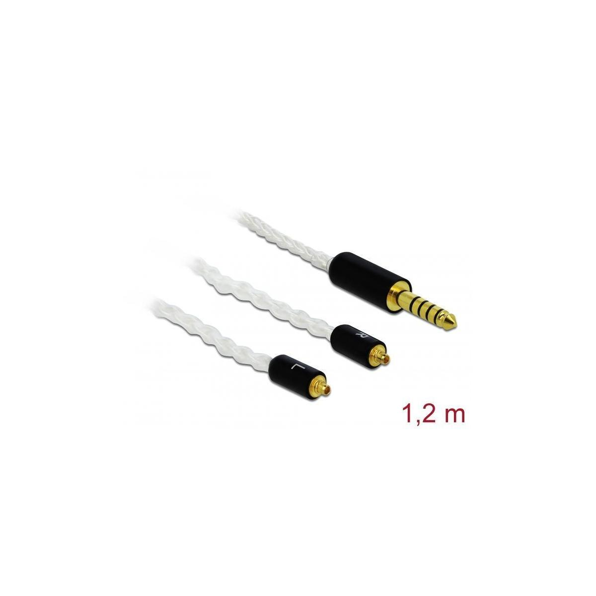 Tre cavi audio bianchi con connettori neri, un jack da 3,5 mm, su sfondo bianco.