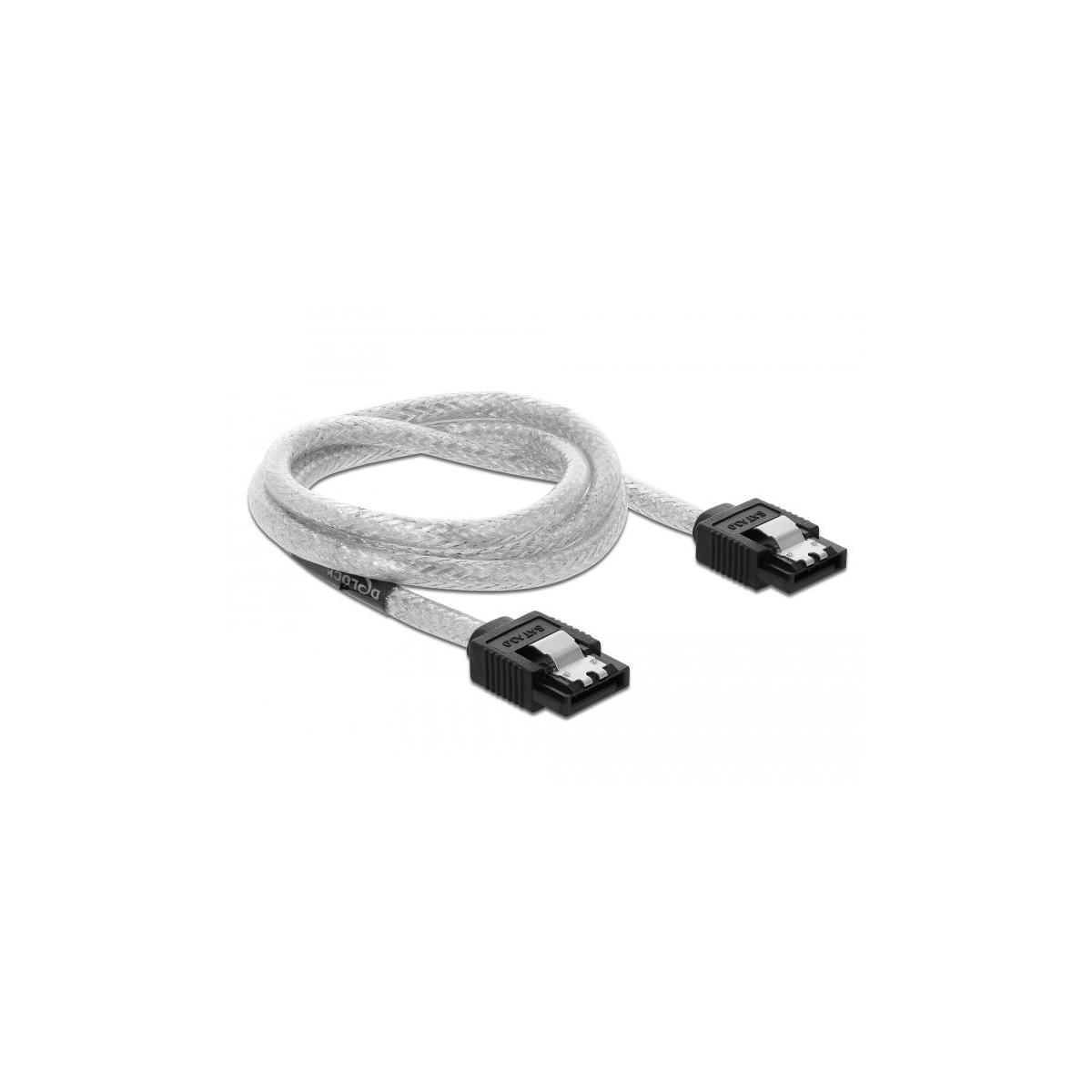 Un cavo SATA argentato con connettori neri su sfondo bianco. Il cavo è arrotolato.