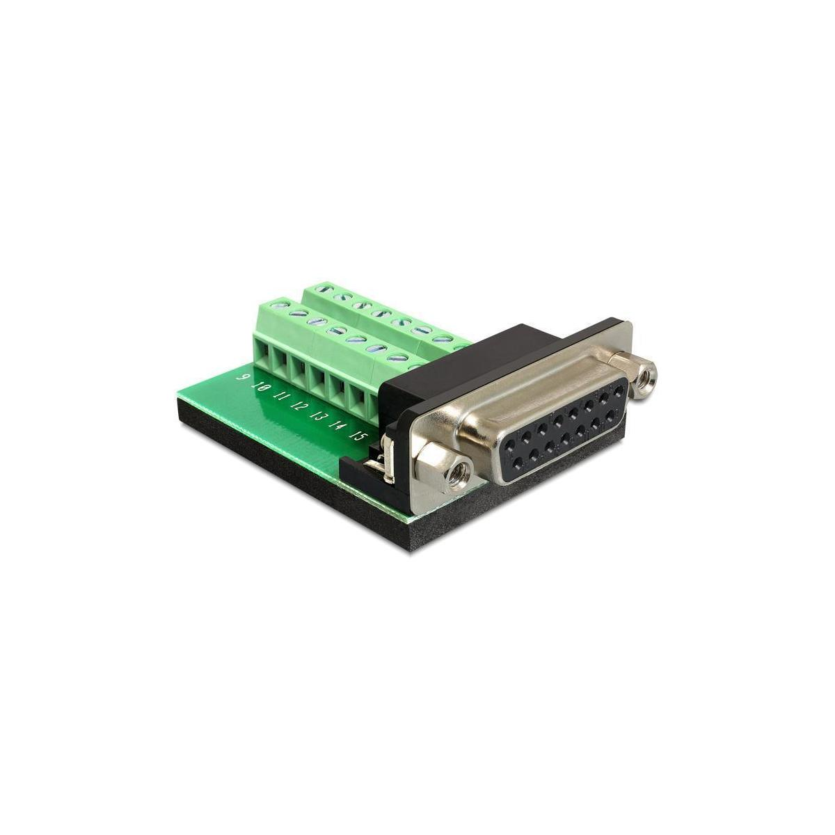 Una scheda a circuito verde con un connettore e pin su sfondo bianco.