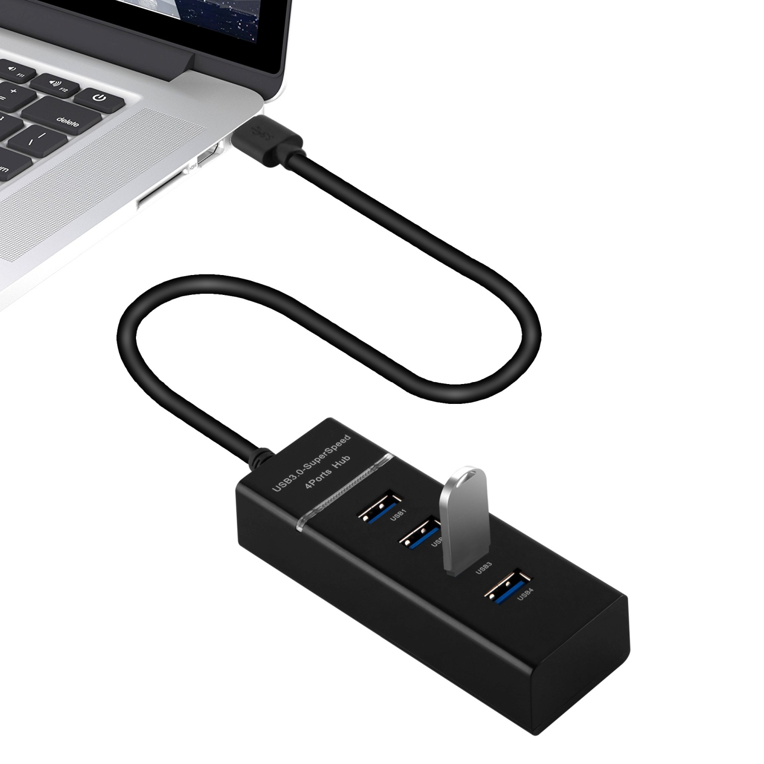 Ein schwarzer USB-Hub, der mit einem Laptop verbunden ist. Der Hub hat vier Anschlüsse und einen USB-Stick.