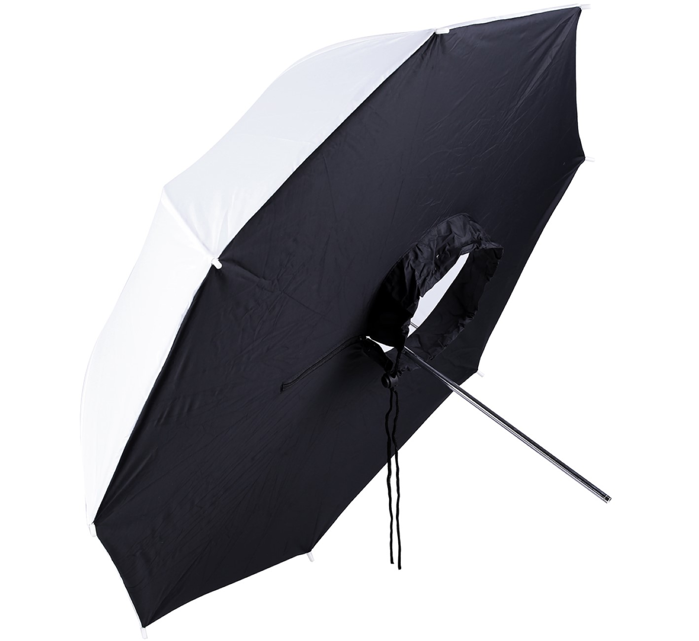 Ein weißer und schwarzer Regenschirm für die Fotografie, geöffnet und abgewinkelt. Das Innere des Schirms reflektiert Licht. Weißer Hintergrund.