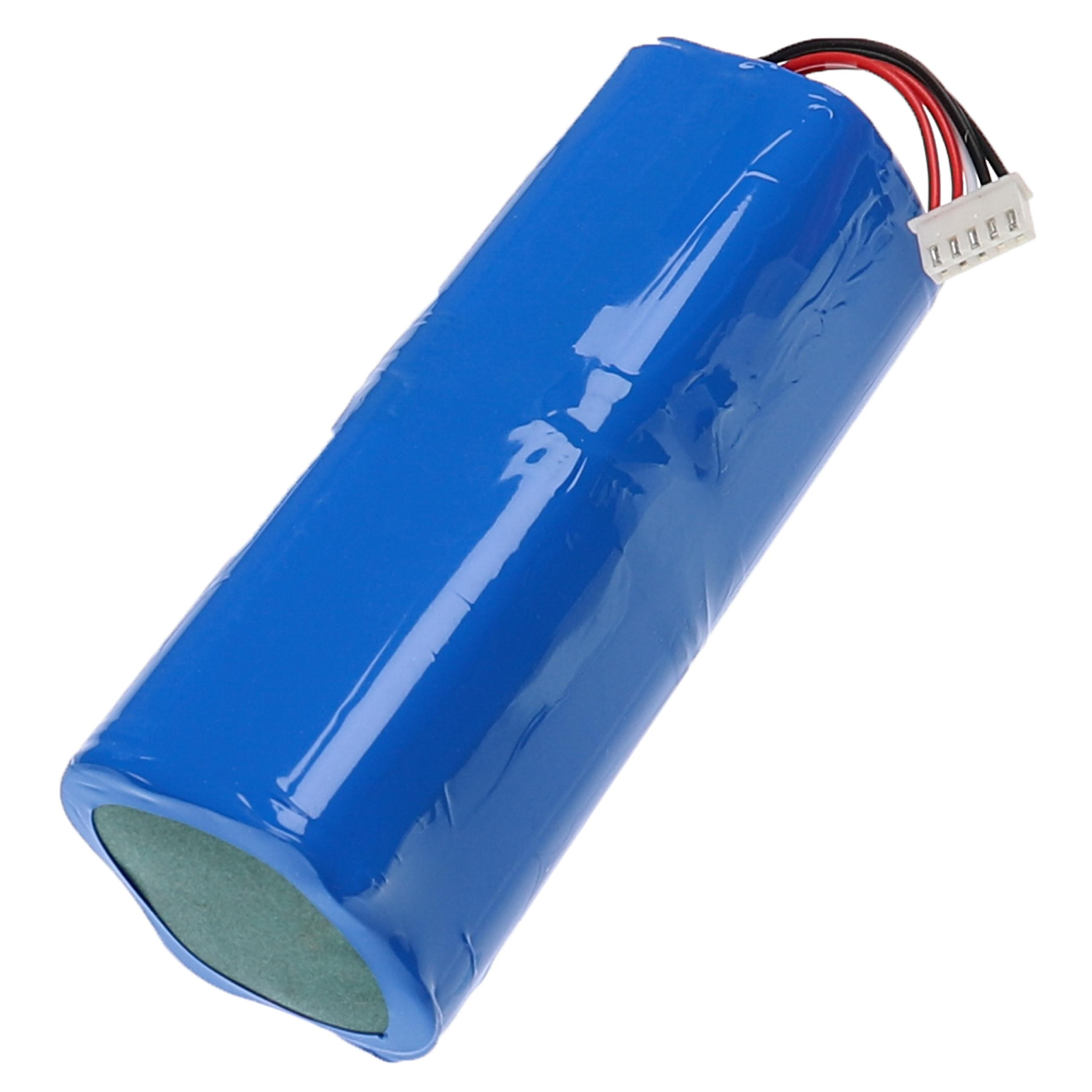 Blaue, zylindrische Batterie mit Kabeln und weißem Stecker vor weißem Hintergrund.