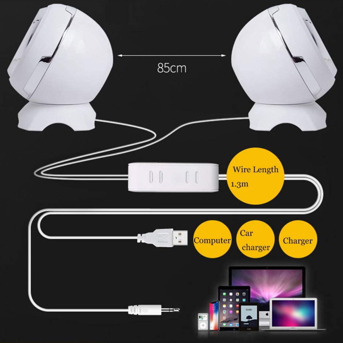Zwei weiße Lautsprecher, verbunden durch ein weißes Kabel mit einer Steuereinheit.