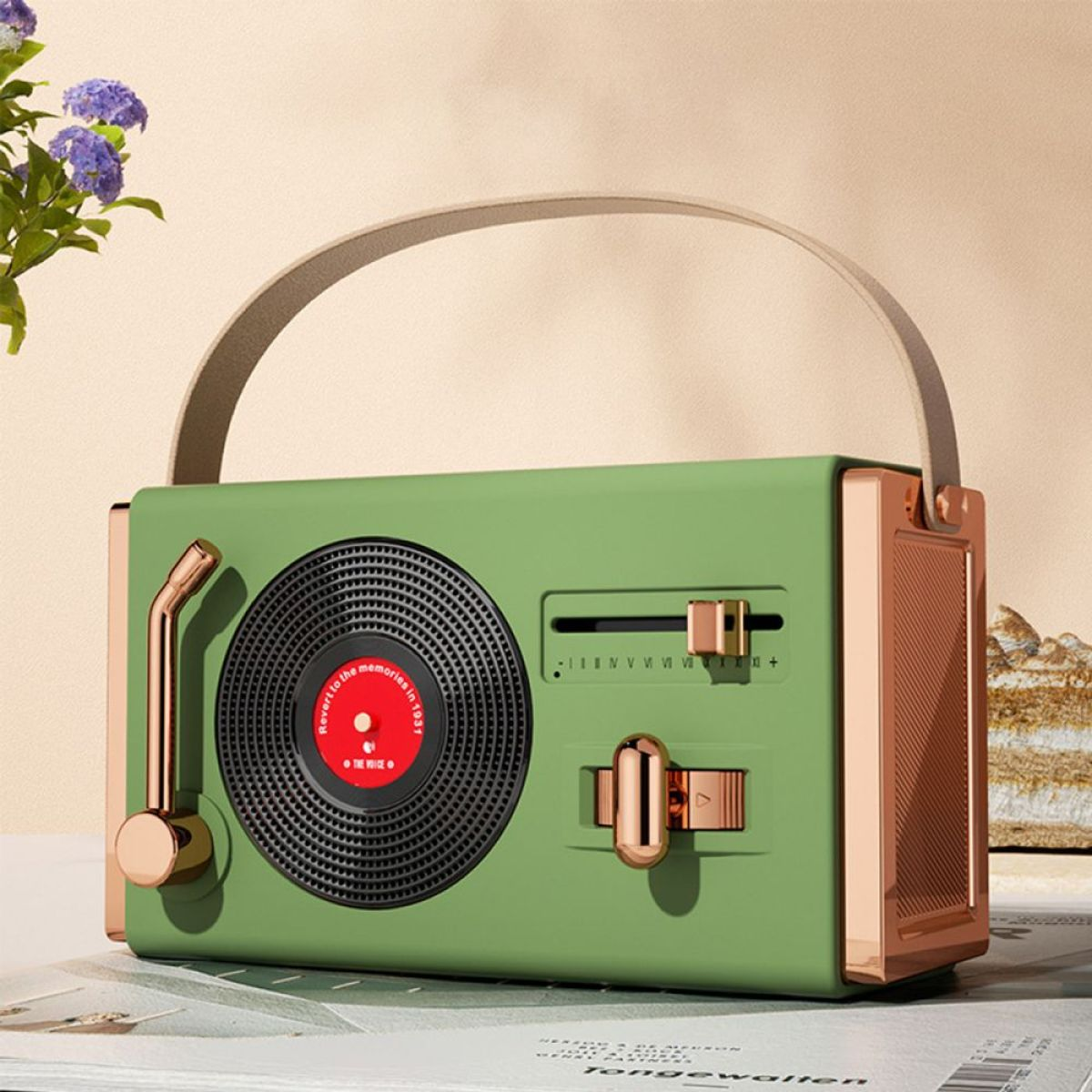 Grünes Radio im Retro-Stil mit goldenen Akzenten. Verfügt über einen Plattenspieler und einen Griff. Auf einer Oberfläche platziert.