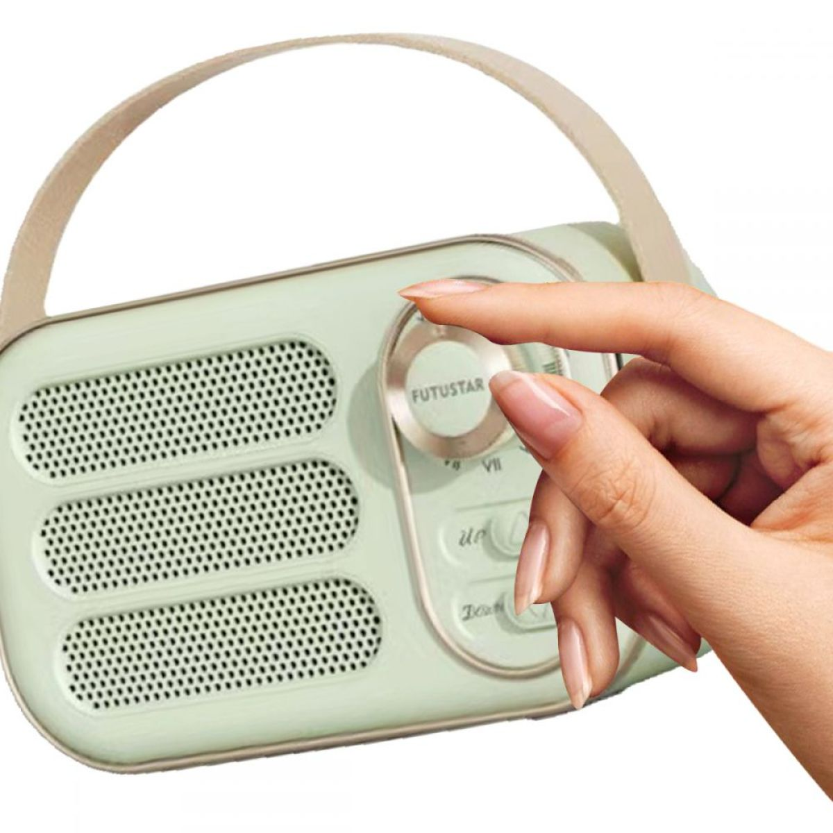 Eine Hand stellt einen Regler an einem mintgrünen Retro-Radio ein. Beiger Griff oben.