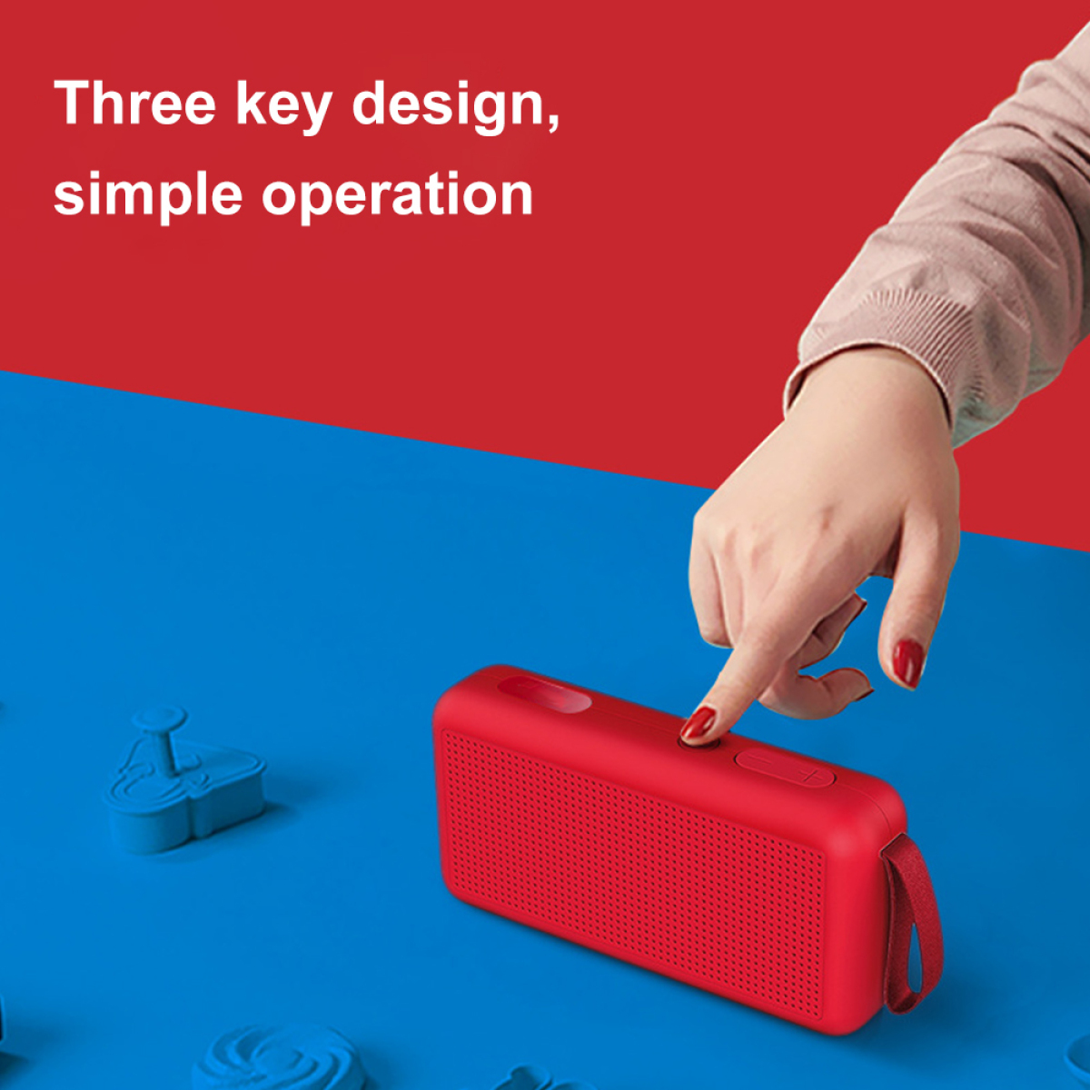 Ein roter Lautsprecher mit einer Hand, die einen Knopf auf einem blau-roten Hintergrund mit Formen drückt.