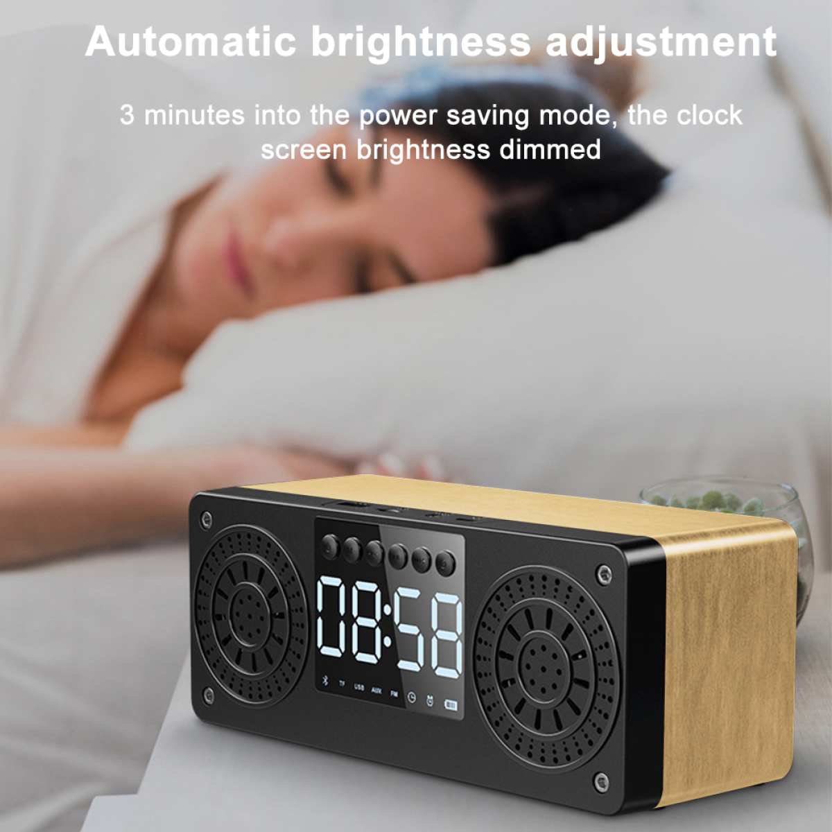 Ein Holz-Lautsprecher mit Digitaluhr, eine Frau im Hintergrund.