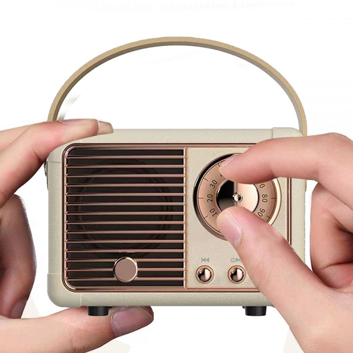 Person dreht einen Knopf an einem Radio im Retro-Stil. Das Radio ist beige und braun mit Knöpfen und einem Drehregler.