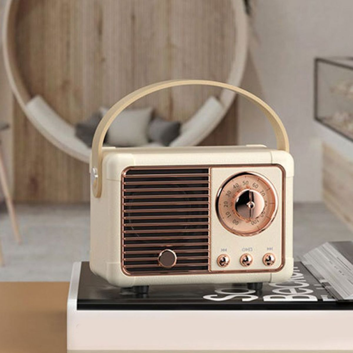 Retro-Creme-Radio. Holzgriff, goldene Akzente. Schwarze Oberfläche.