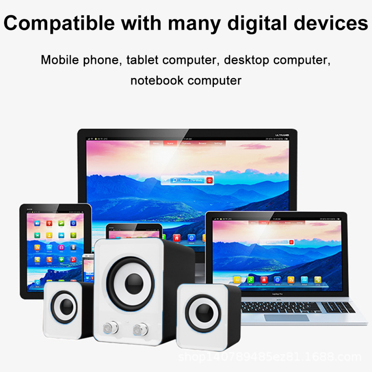 Eine Sammlung elektronischer Geräte, darunter ein Laptop, Lautsprecher, Tablets und ein Telefon, angeordnet auf einer weißen Oberfläche.