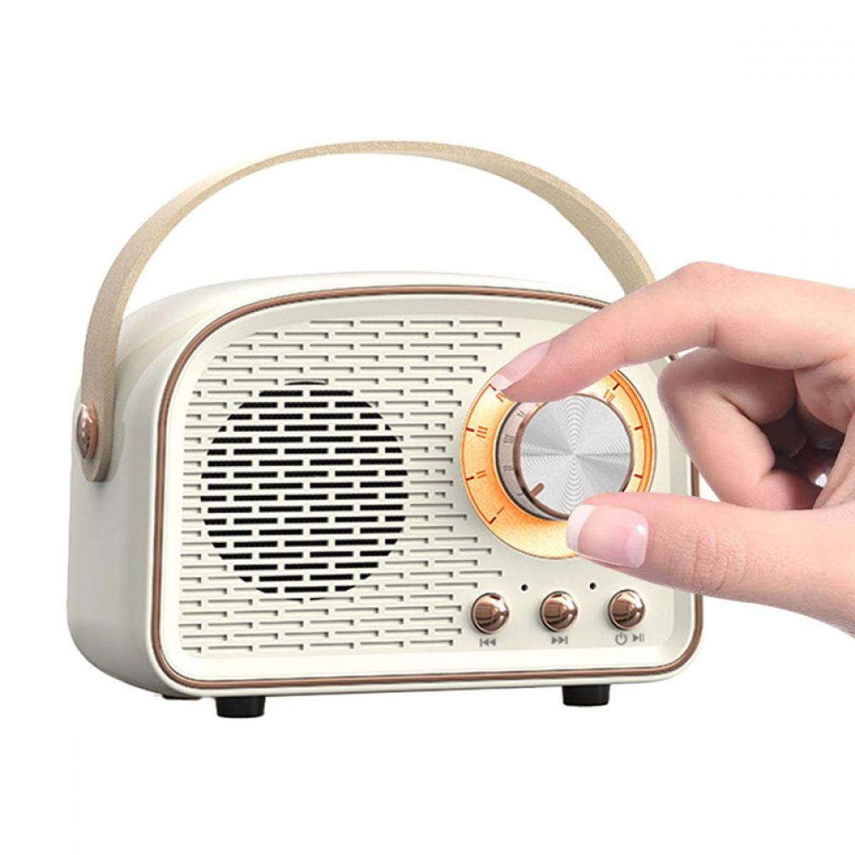 Hand einer Frau dreht den Knopf an einem weißen Retro-Radio. Holzgriff. Weißer Hintergrund.