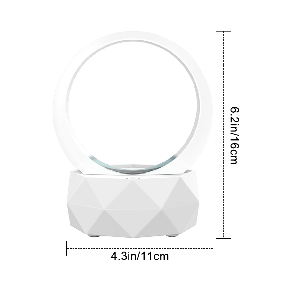 Weißer, geometrisch geformter Lautsprecher mit kreisförmigem Licht. Abmessungen: 4,3 Zoll/11 cm x 6,2 Zoll/16 cm.