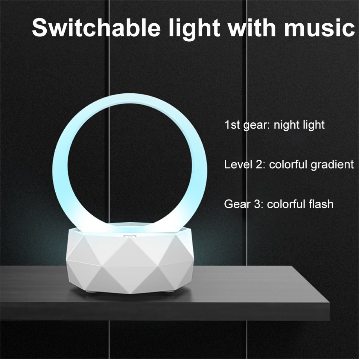 Weiße Lampe mit Ringlicht und geometrischem Sockel auf einem Regal.