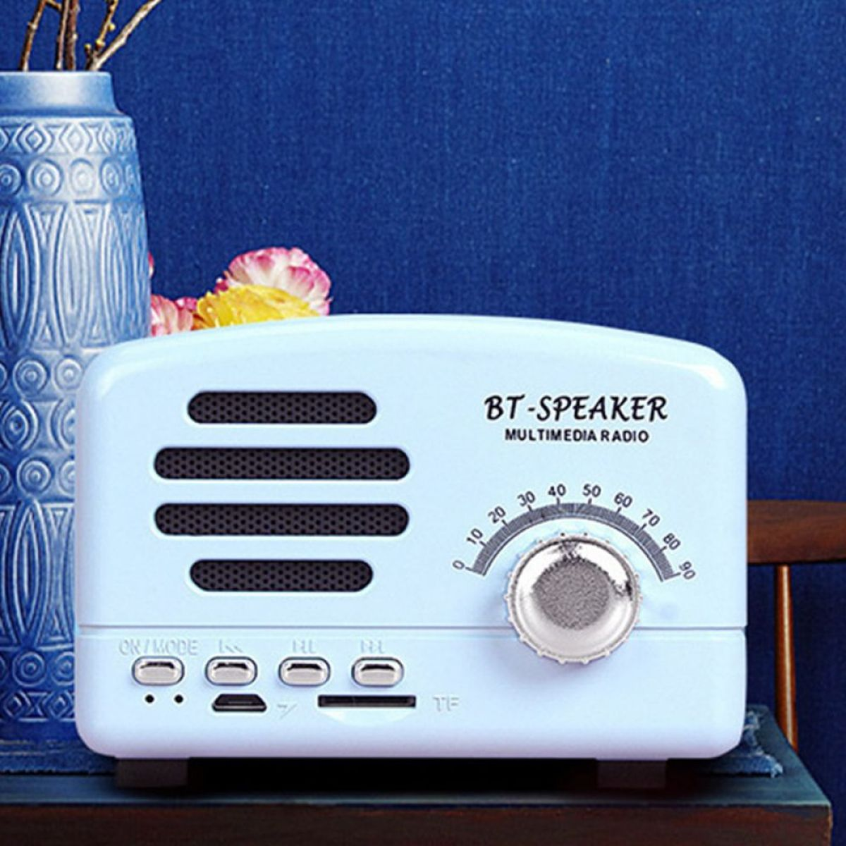 Blaues Retro-Radio mit Knöpfen und einem Drehregler. Dekorative Gegenstände. Weißer Hintergrund.