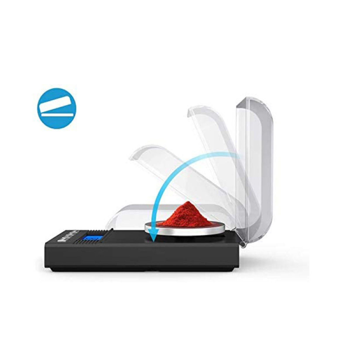 Eine schwarze Digitalwaage mit rotem Pulver darauf und einer transparenten Abdeckung, die geöffnet werden kann.