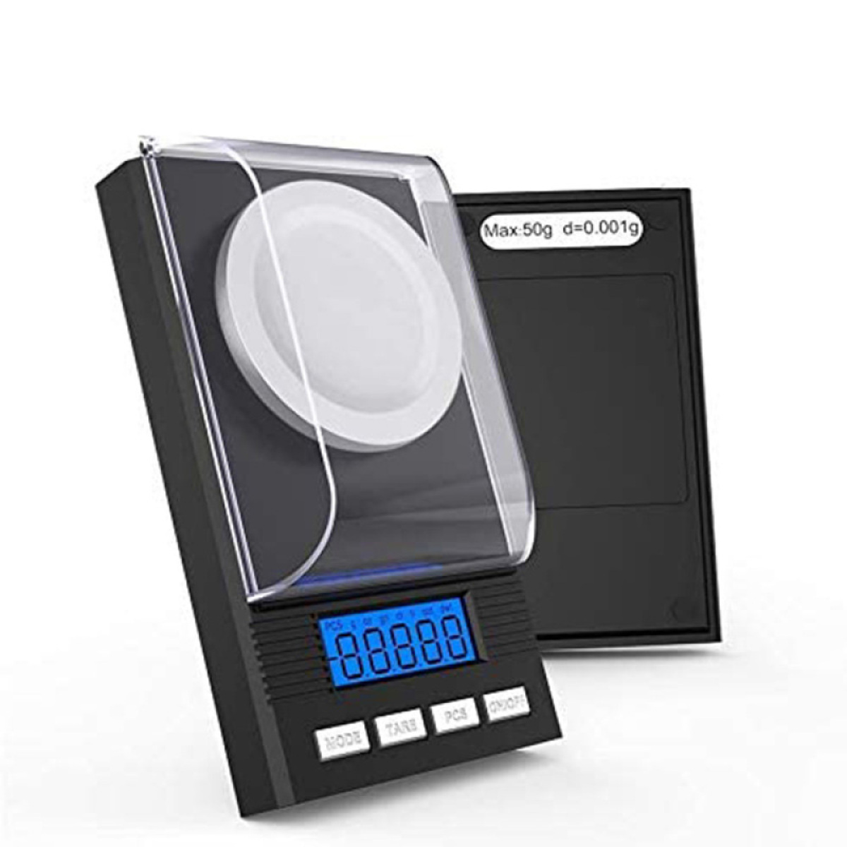 Eine kleine schwarze Digitalwaage mit klarer Abdeckung und Anzeige mit Zahlen. Weißer Hintergrund.