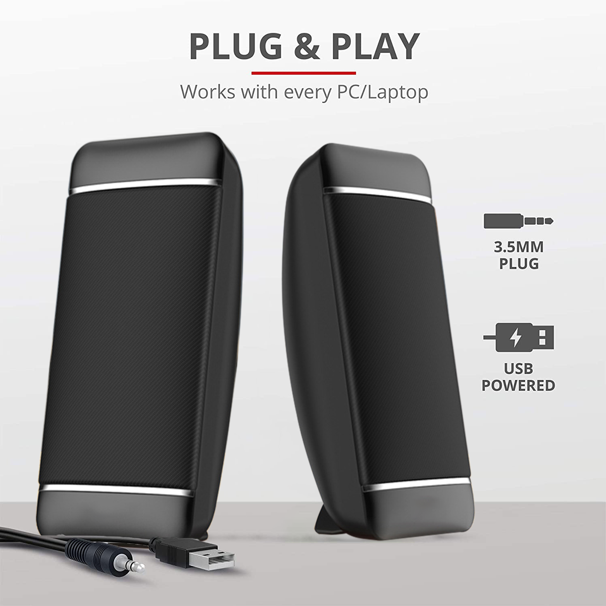 Zwei schwarze Lautsprecher mit USB- und 3,5-mm-Stecker. Der Text lautet „Plug & Play“.