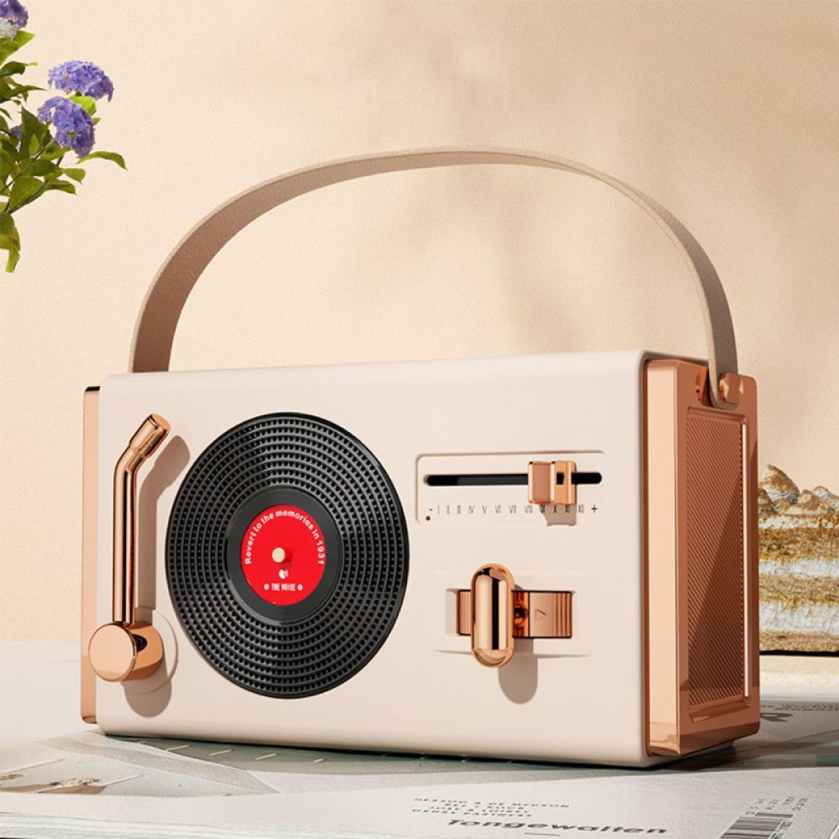 Retro-Radio mit cremefarbenem Gehäuse, goldenen Akzenten und Plattenspieler auf der Vorderseite.
