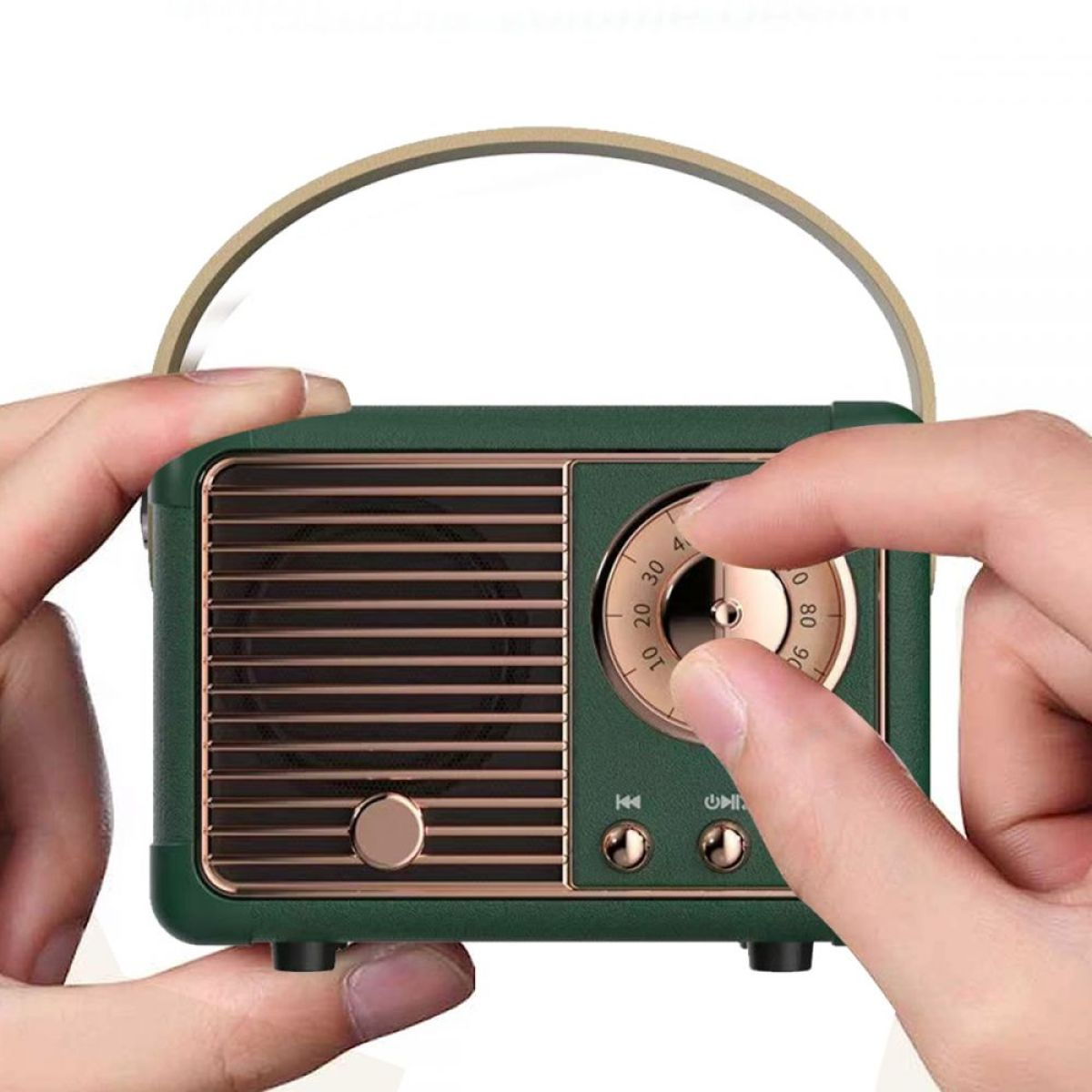 Hände, die ein grünes Retro-Radio einstellen. Das Radio hat einen Griff und goldene Akzente mit einem Knopf zum Einstellen.