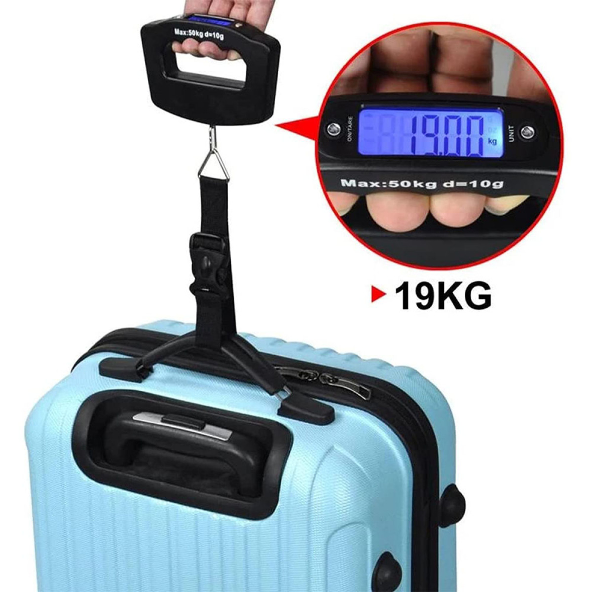 Eine Waage wiegt einen Koffer. Sie zeigt 19 kg an. Waage und Koffer sind blau und schwarz.