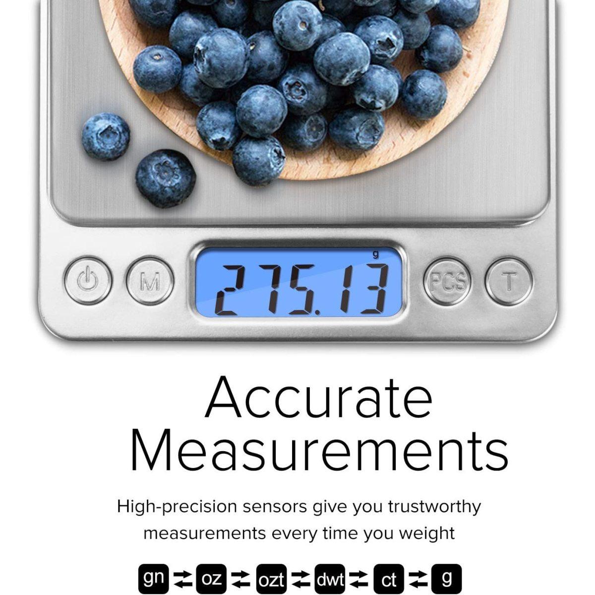 Digitale Waage mit Blaubeeren auf einem Holzbrett, zeigt 275,13g.