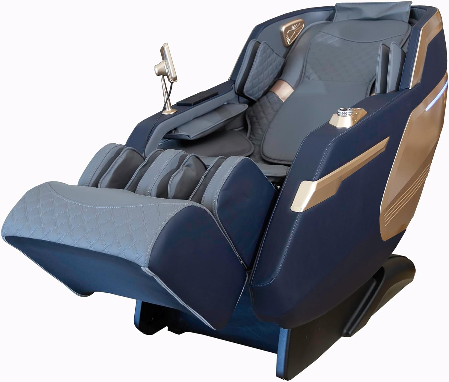 Una silla de masaje gris y azul marino, con detalles dorados, en posición reclinada, mostrando comodidad y lujo.