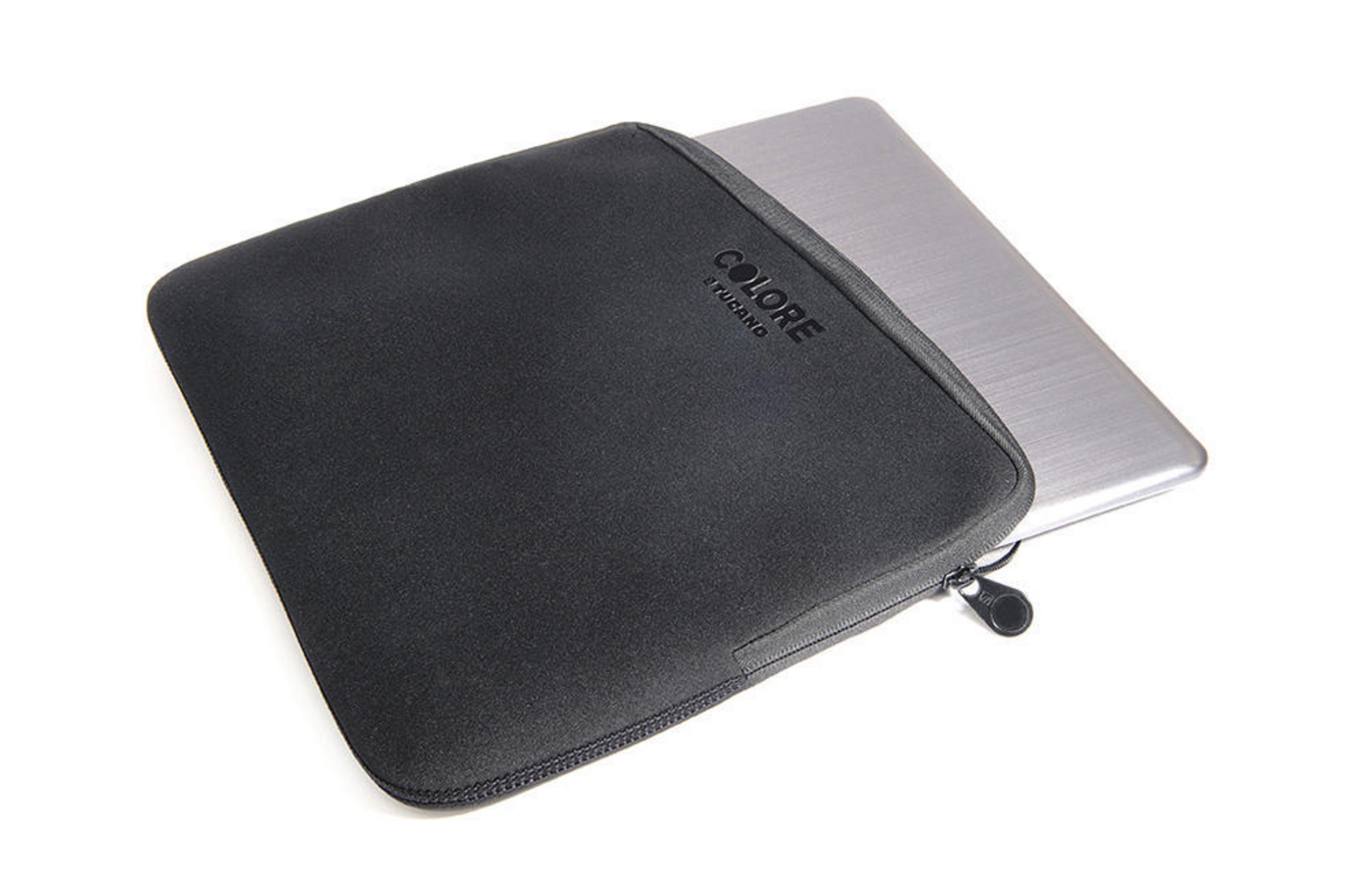 Custodia nera per laptop con laptop argento all'interno. La custodia ha una cerniera e il nome 'COLORE'.