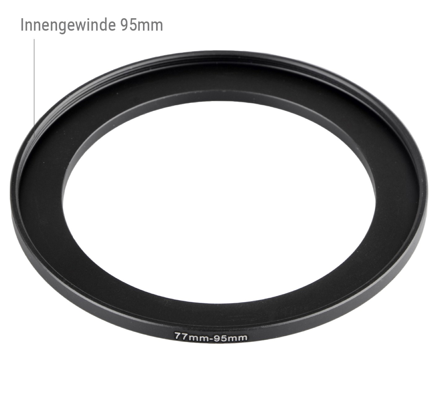 Ein schwarzer Metallring mit Gewinden und Markierungen, beschriftet mit '77mm-95mm' und 'Innengewinde 95mm'.