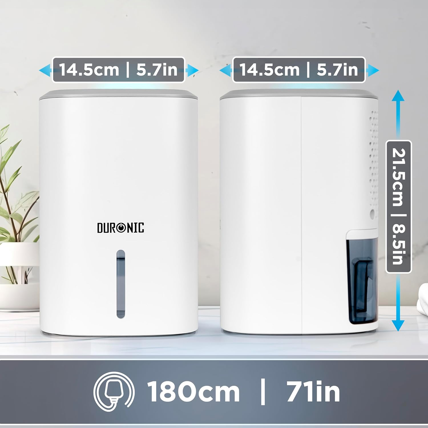 Zwei weiße Luftentfeuchter mit Messungen. Sie stehen auf einer weißen Oberfläche mit grauem Hintergrund.