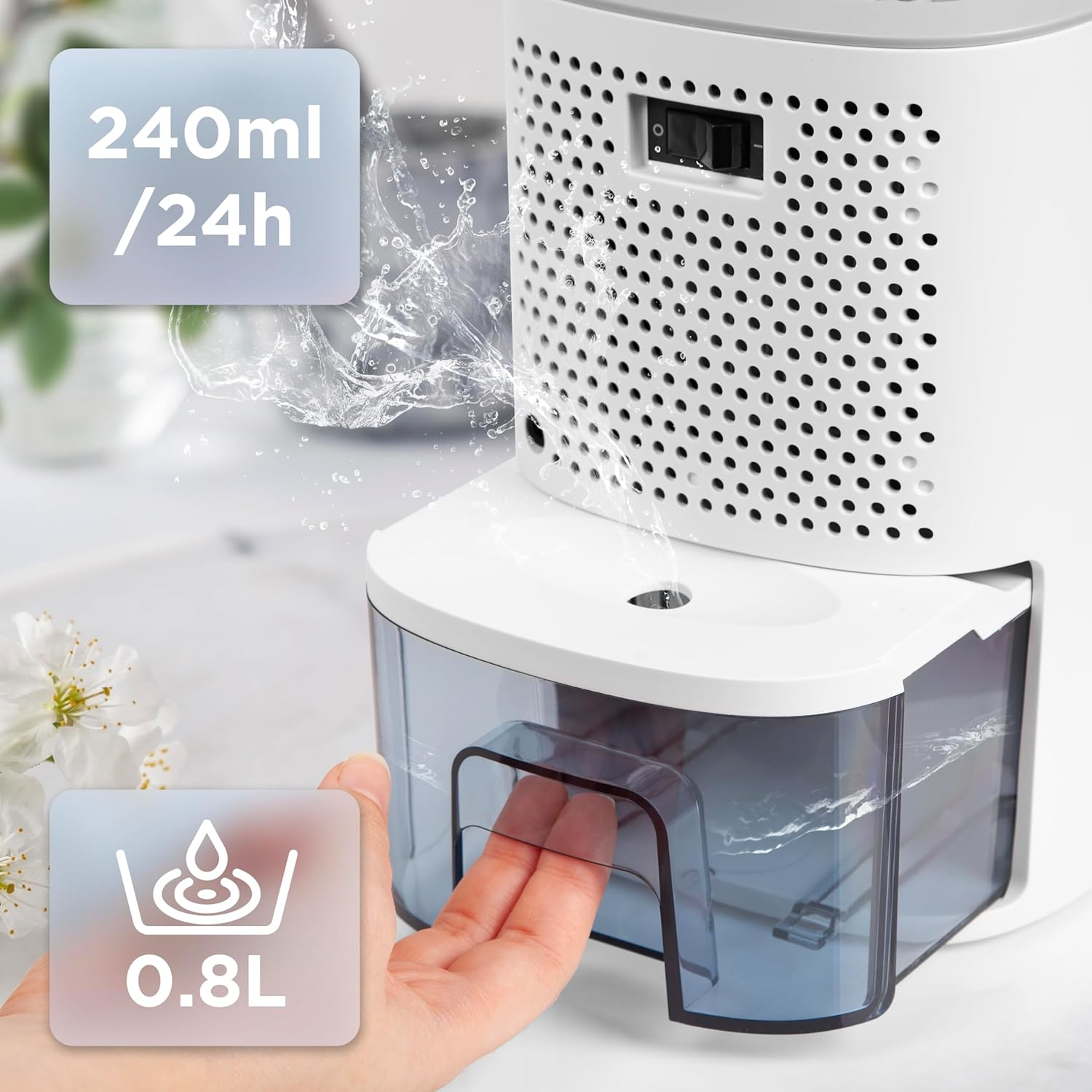 Ein weißer Luftentfeuchter mit Wassertank und eine Hand, die auf ein Wasserstandsymbol zeigt.