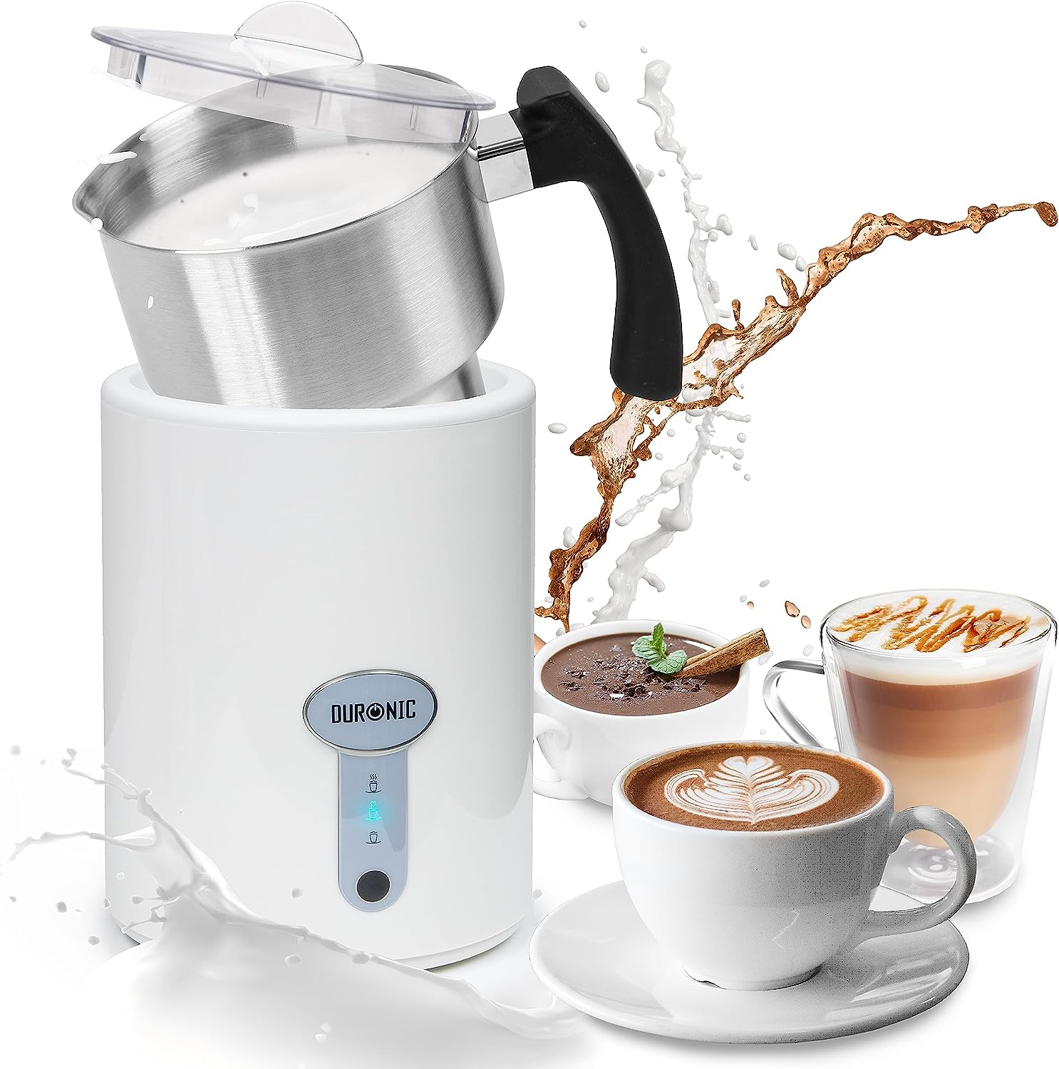 Ein weißer Milchaufschäumer mit Milch- und Kaffeetassen. Milchspritzer im Hintergrund.