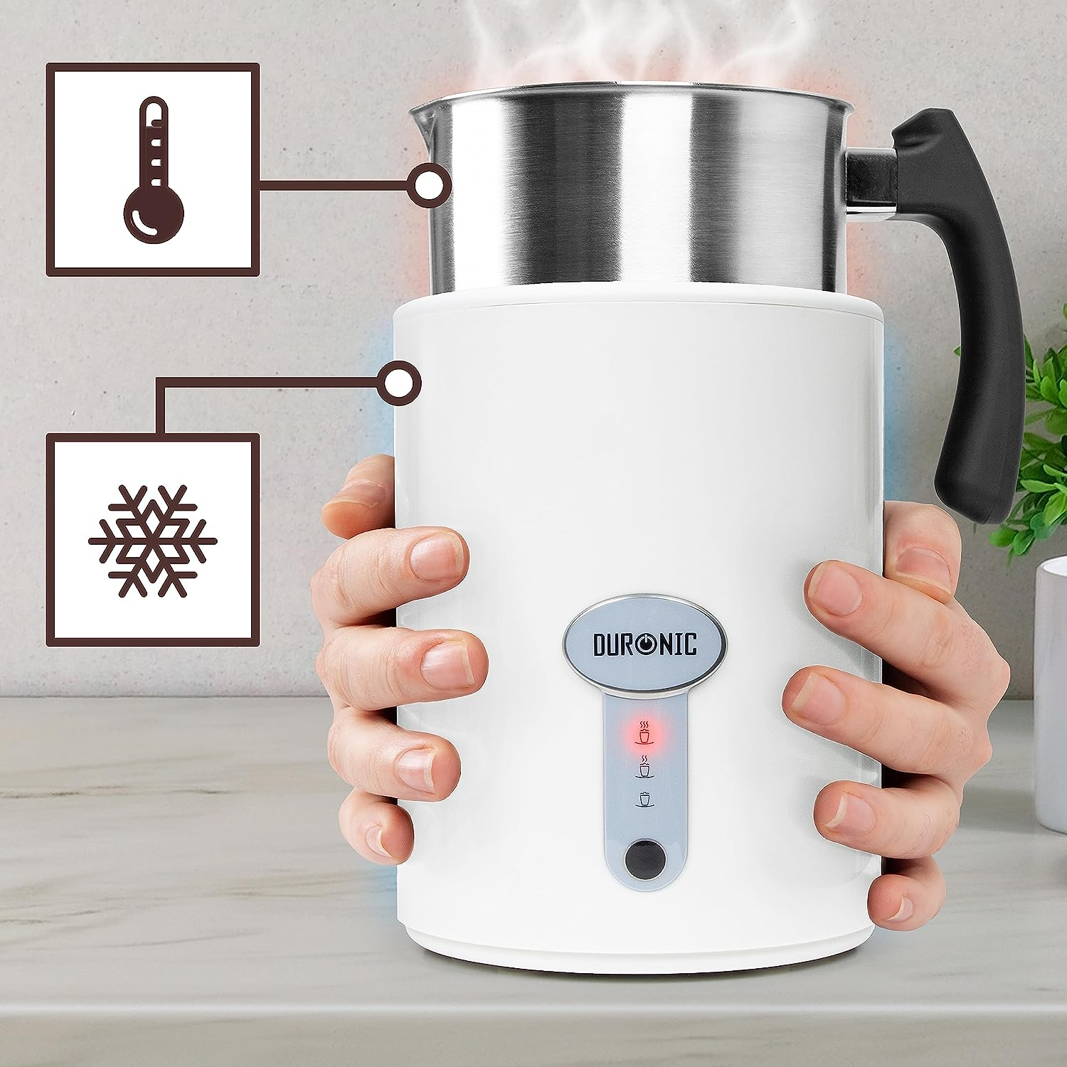 Weißer Milchaufschäumer. Hände halten ihn in der Nähe von Temperatur- und Schneeflocken-Symbolen.