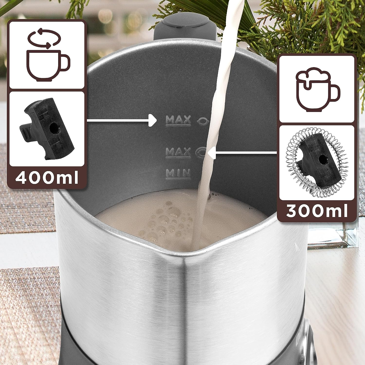 Milch gießt in einen Edelstahl-Milchaufschäumer. Diagramme von Komponenten und Kapazitätsangaben.