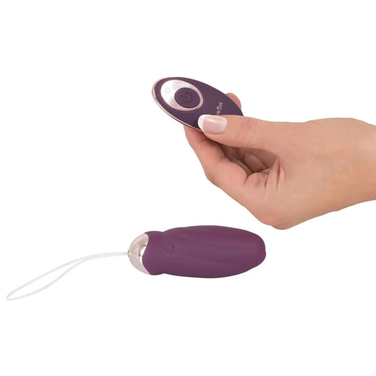 Eine Hand hält eine violette Fernbedienung und einen violetten Vibrator mit weißer Schnur.