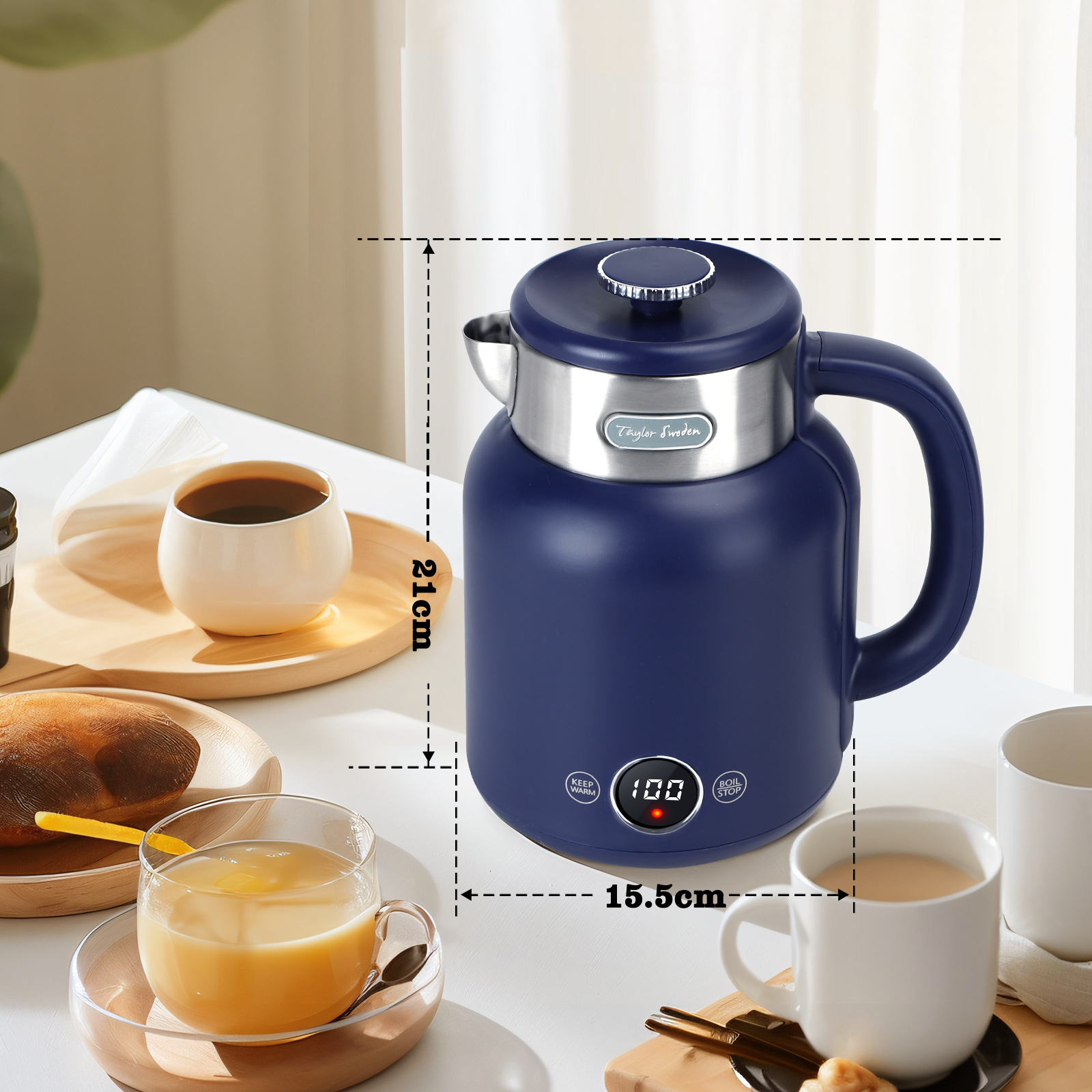 Una tetera eléctrica azul con tapa plateada, colocada sobre una superficie blanca con una taza de café.