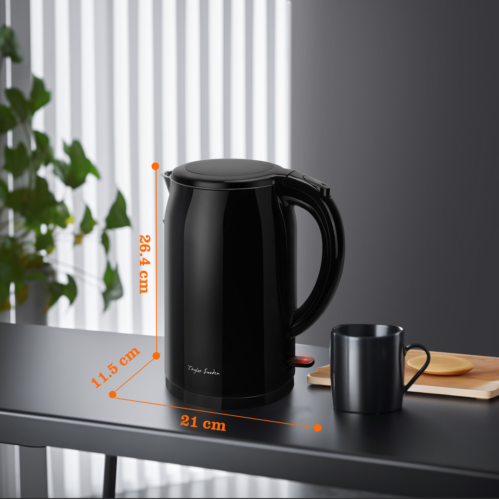 Hervidor eléctrico negro con taza negra sobre superficie negra. Dimensiones en cm.