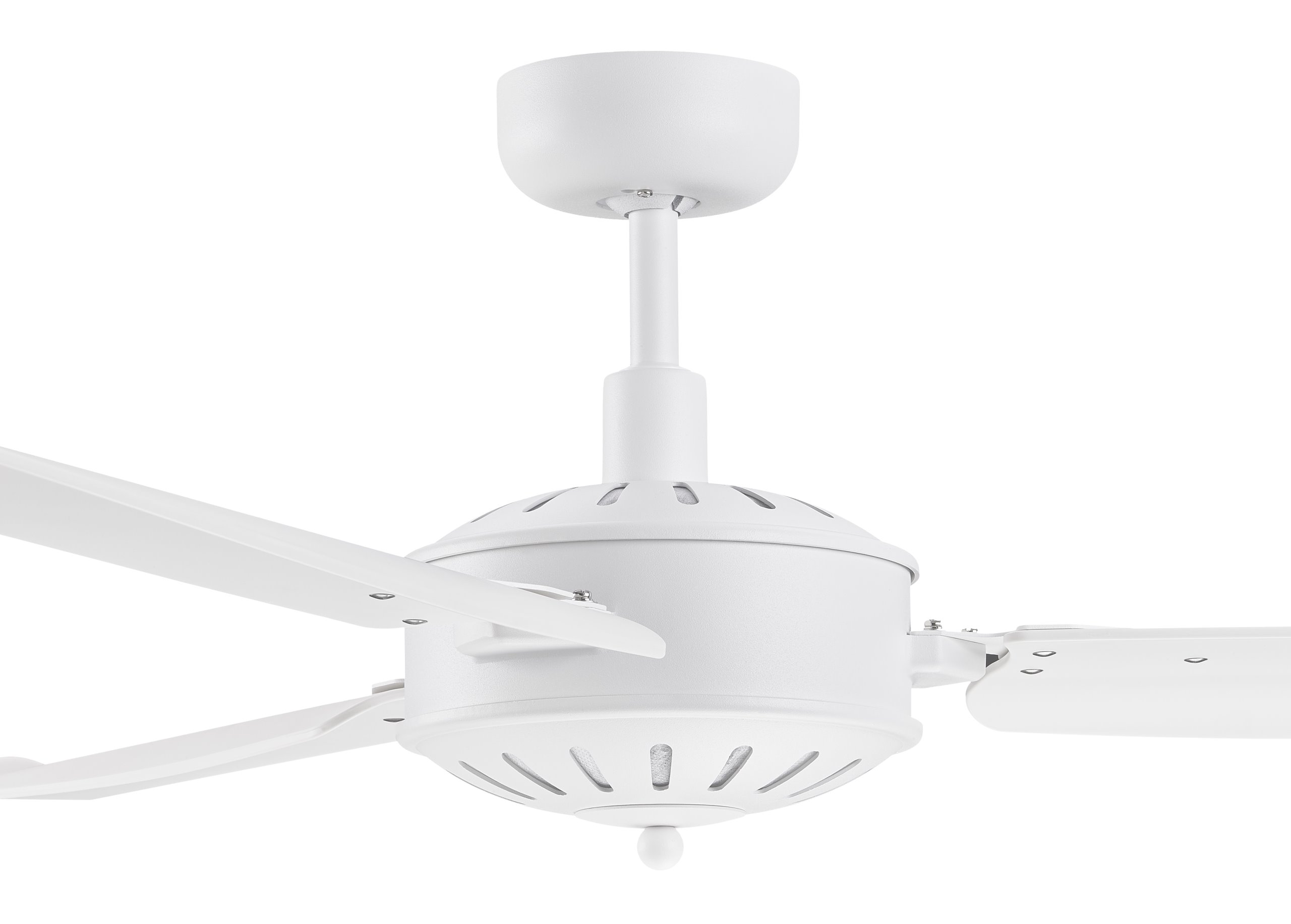 Ein weißer Deckenventilator mit drei Flügeln wird vor weißem Hintergrund gezeigt.