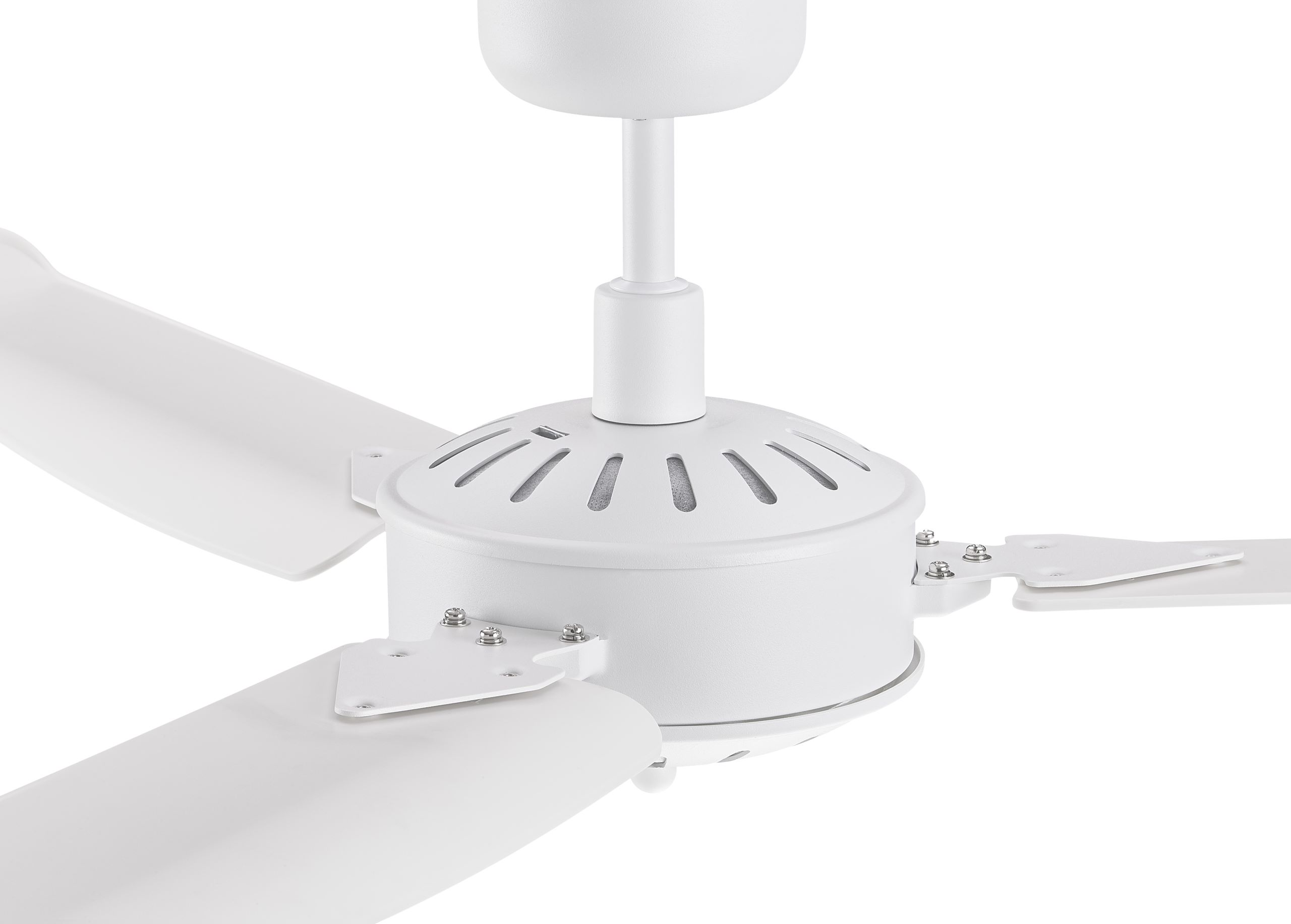 Ein weißer Deckenventilator, Nahaufnahme. Die Rotorblätter sind weiß und das Motorgehäuse ist weiß.