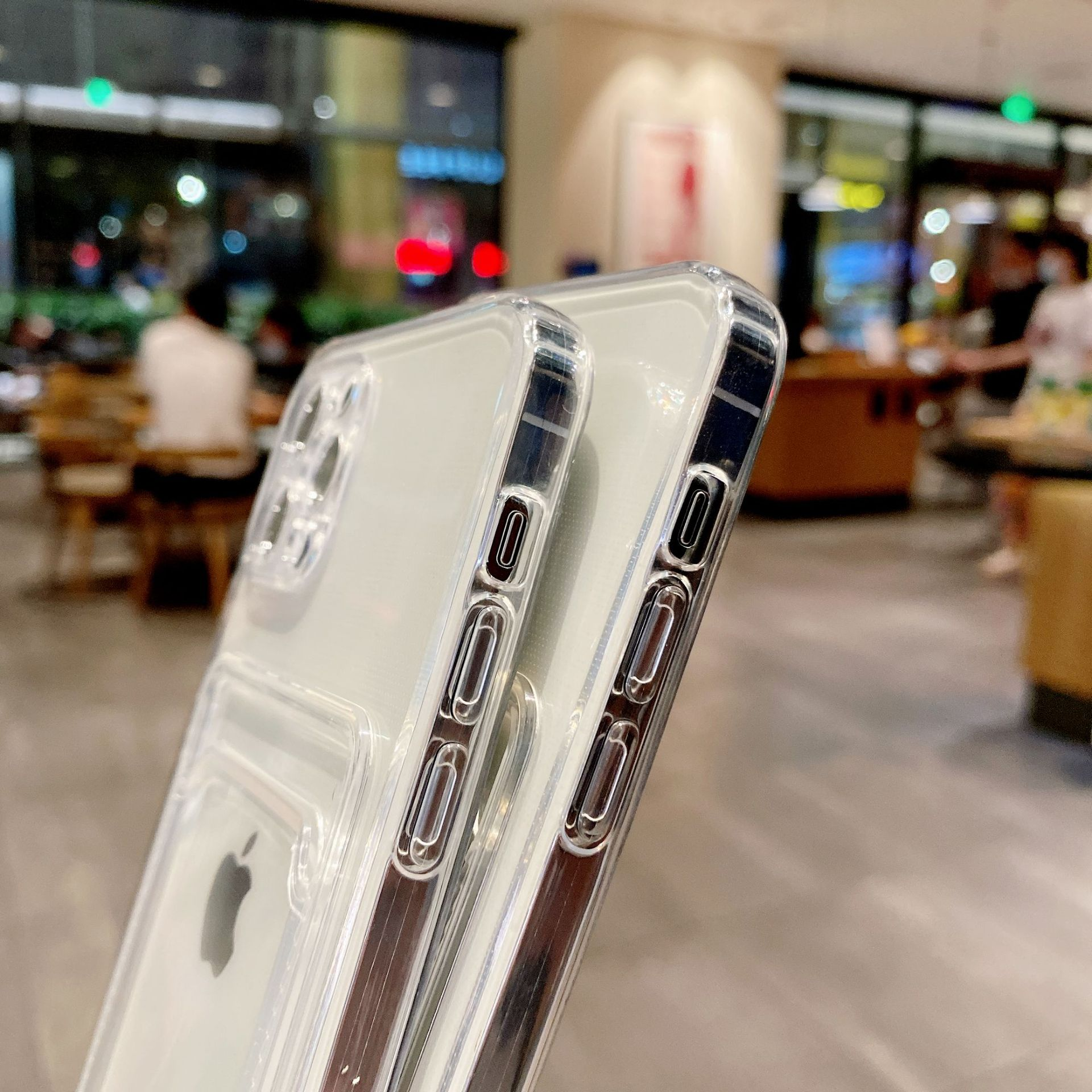 Zwei transparente Handyhüllen mit einem Telefon, das die Funktionen und das Design zeigt.