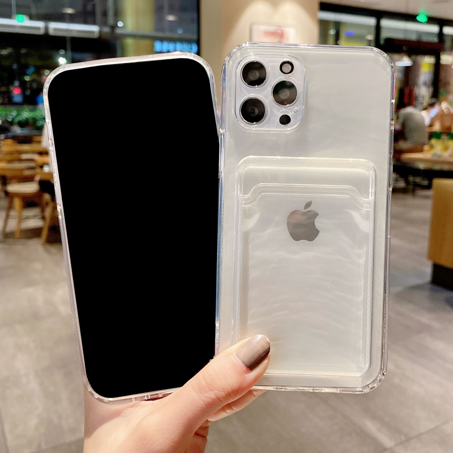 Transparente iPhone-Hülle mit Kartenhalter und Apple-Logo. Von einer Hand gehalten.