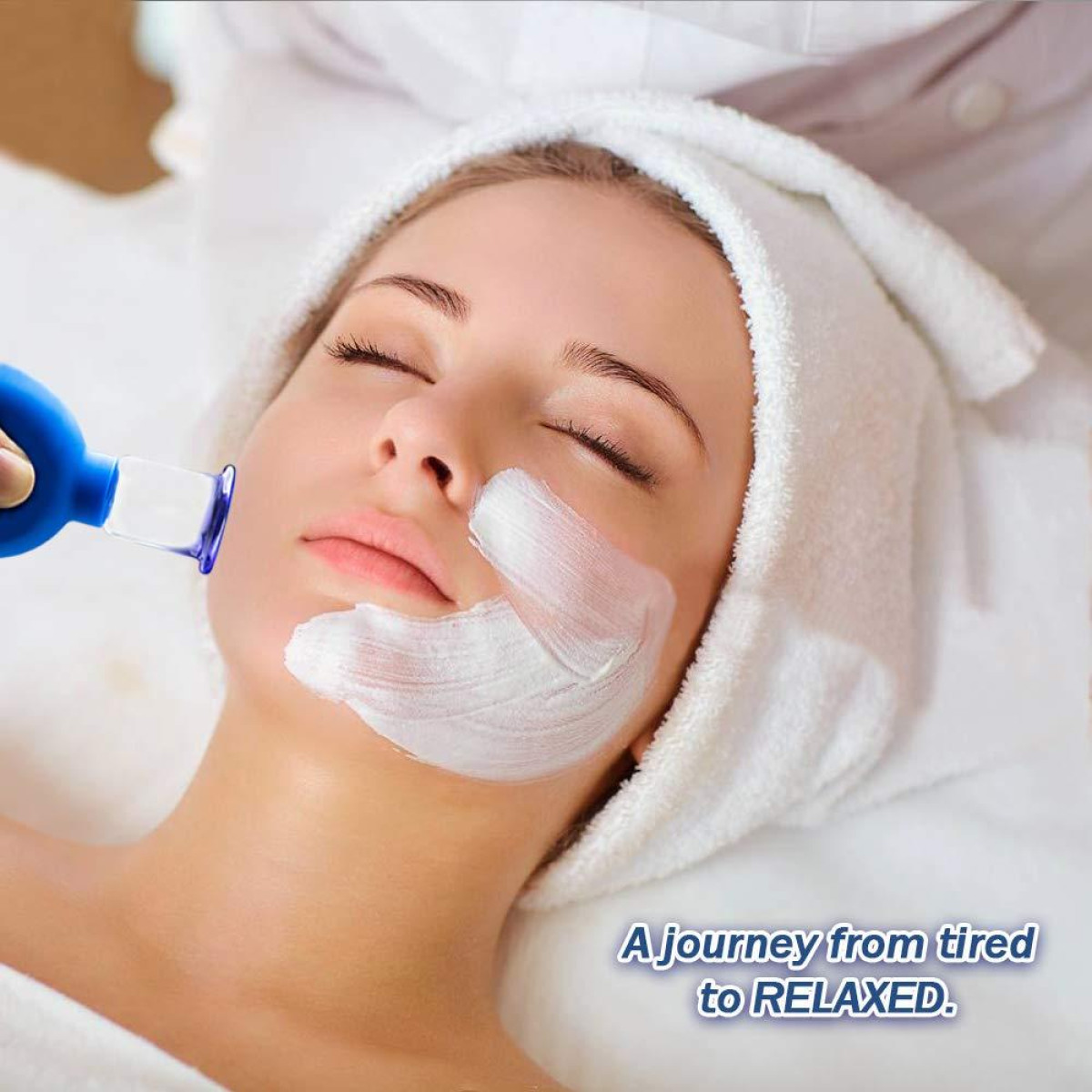 Donna che riceve un trattamento per il viso. Crema bianca applicata sul viso. Le parole 'A journey from tired to RELAXED'.