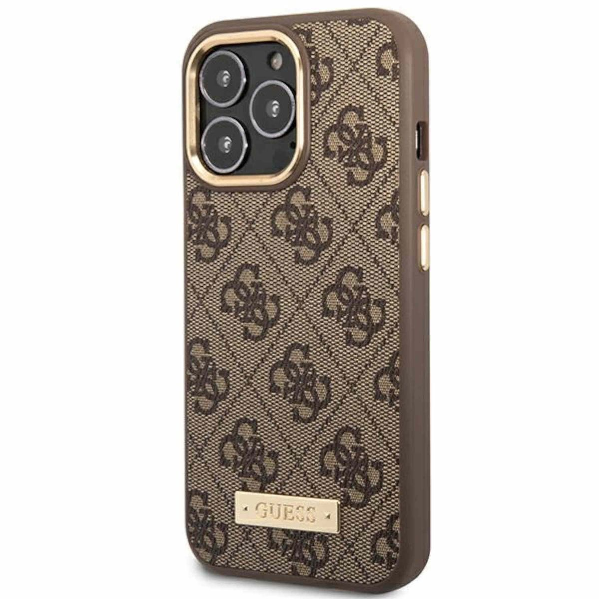 Een bruin telefoonhoesje met een gouden rand rond de camera. De hoes heeft een patroon en een 'GUESS'-logo.