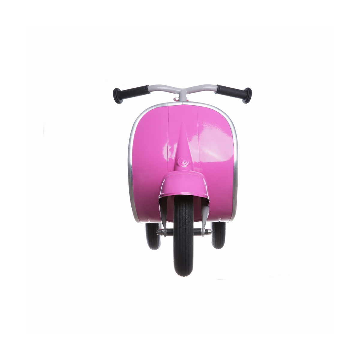 Giocattolo scooter rosa, visto frontalmente, sfondo bianco. Manubrio e ruote neri, dettagli argentati.