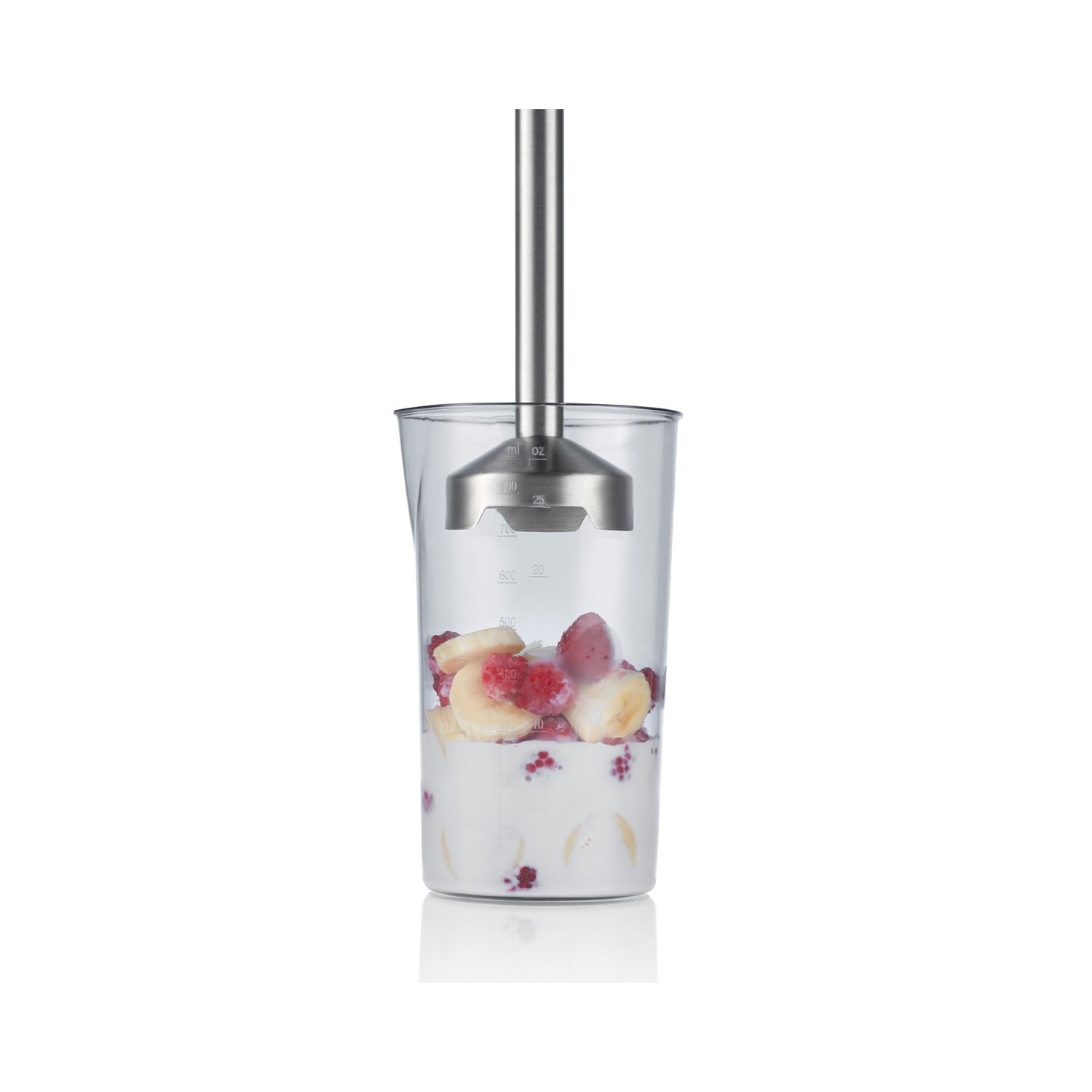 Mixer in einem Glas mit Zutaten. Weißer Hintergrund.