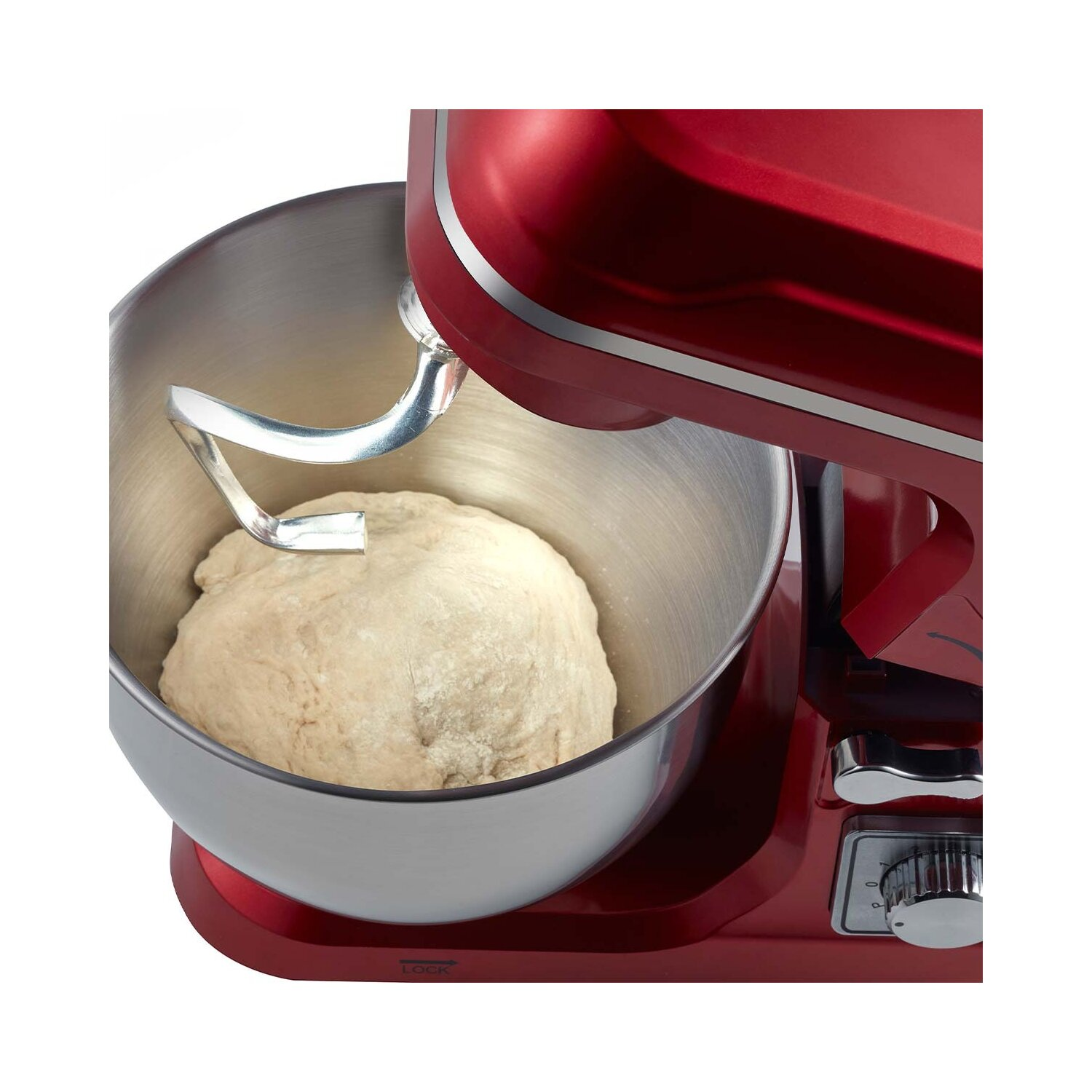 Roter Küchenmixer mit Teig in der Schüssel, Edelstahlschüssel und Knethaken.