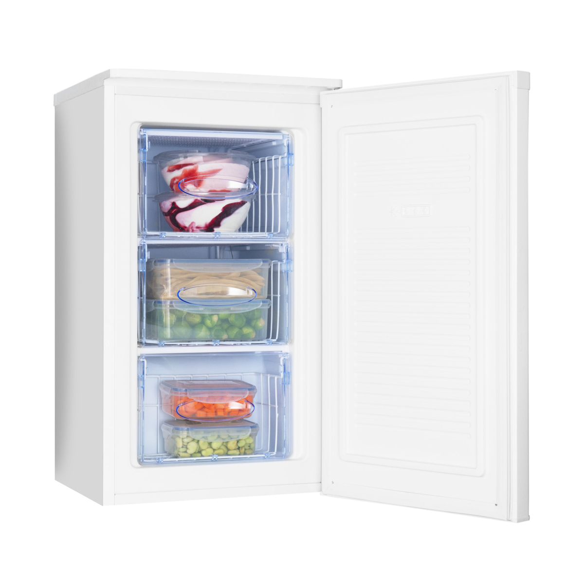 Biała zamrażarka z otwartymi drzwiami. Wewnątrz trzy szuflady z jedzeniem: lody, makaron i warzywa.