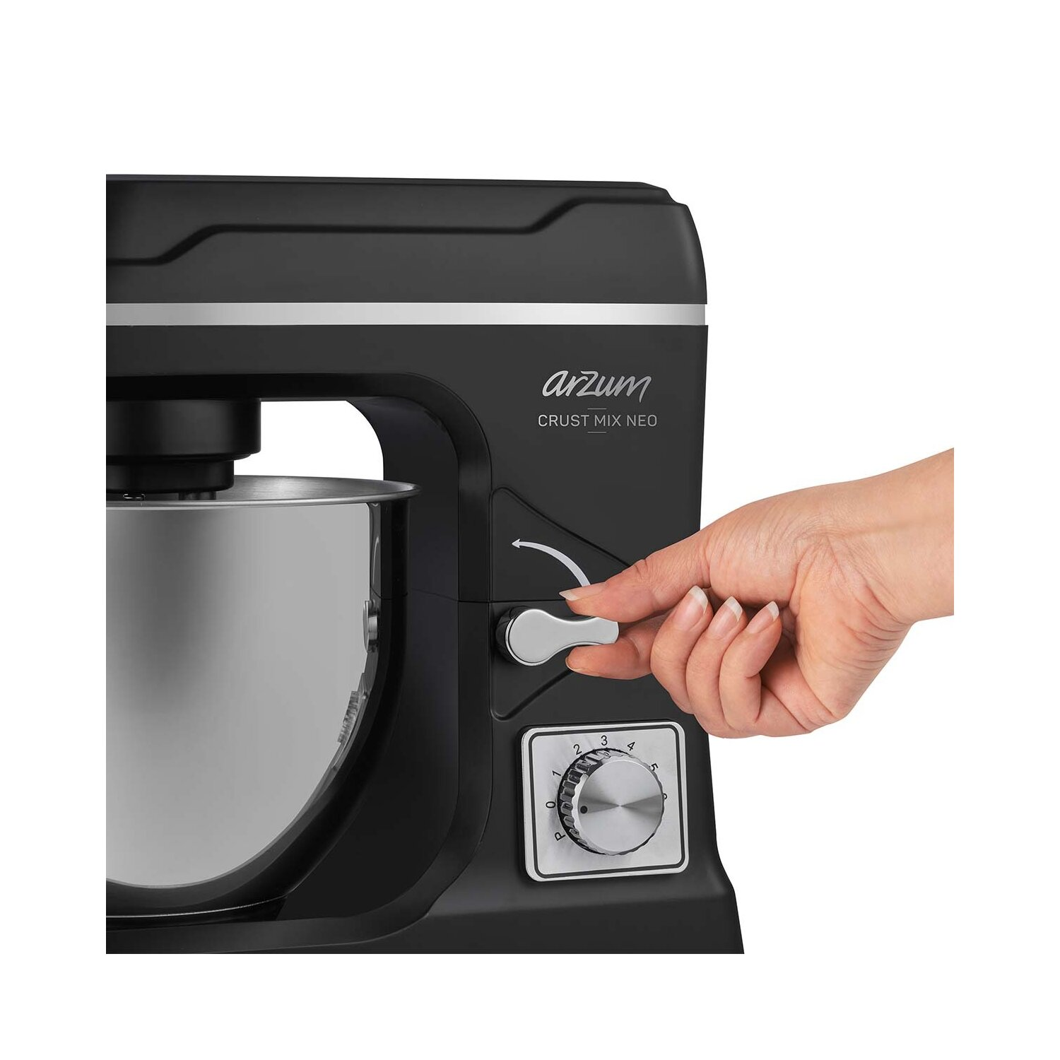 Schwarzer Arzum Crust Mix Neo Mixer, mit einer Hand, die den Drehzahlregler betätigt.