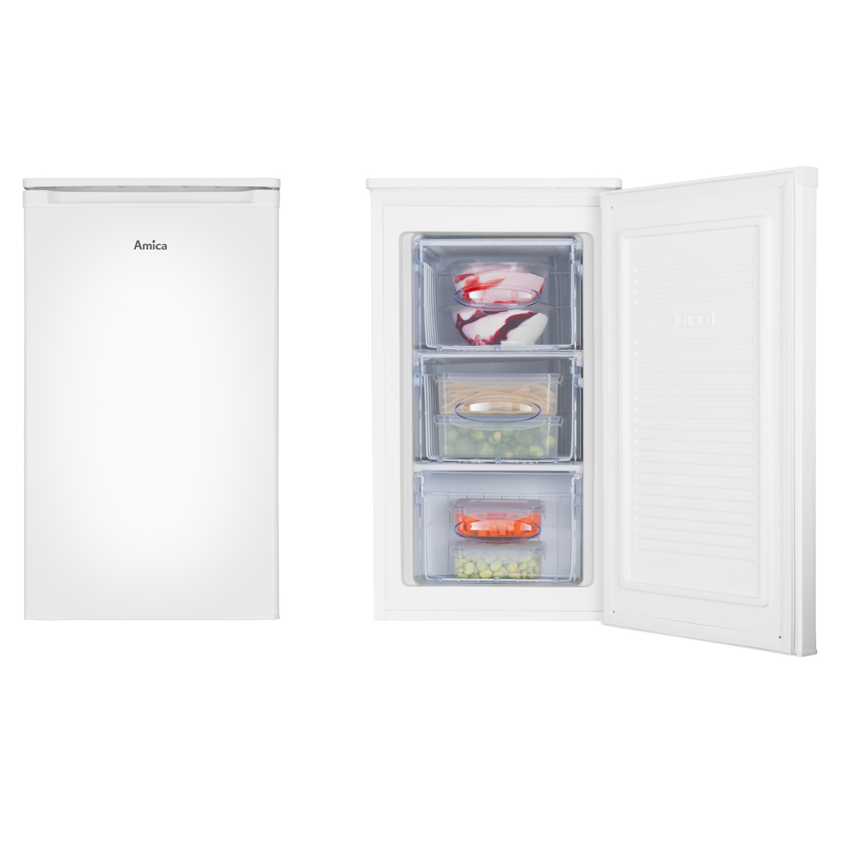 Biała zamrażarka z otwartymi drzwiami, pokazująca półki z żywnością, białe tło.